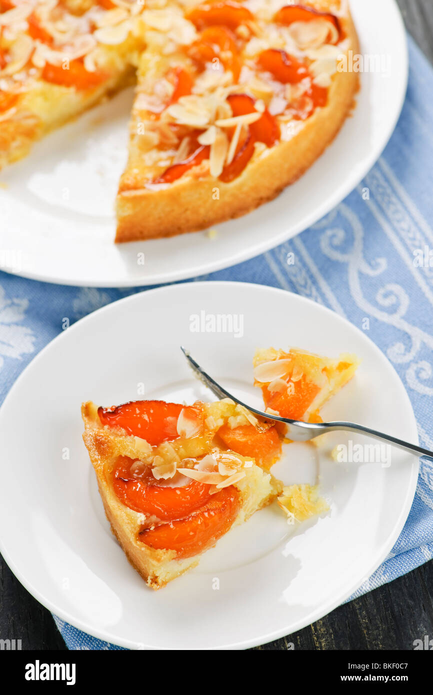 Scheibe des frisch gebackenen Aprikose und Mandel Kuchen dessert Stockfoto