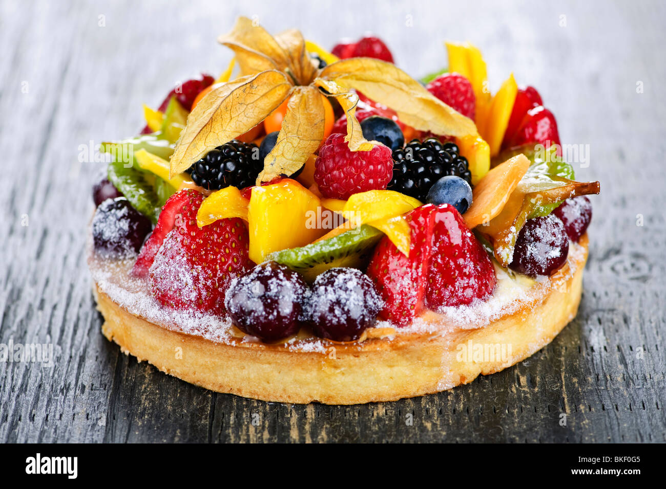 Frisches Dessert Obst Torte in verschiedene tropische Früchte abgedeckt Stockfoto