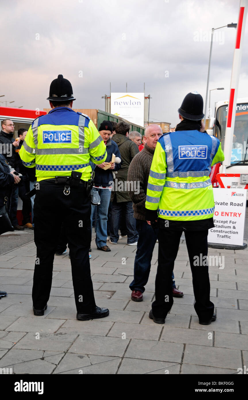 Metropolitan Police Officers mit Unterstützern außerhalb des Emirates Stadion Holloway Islington London England UK Stockfoto