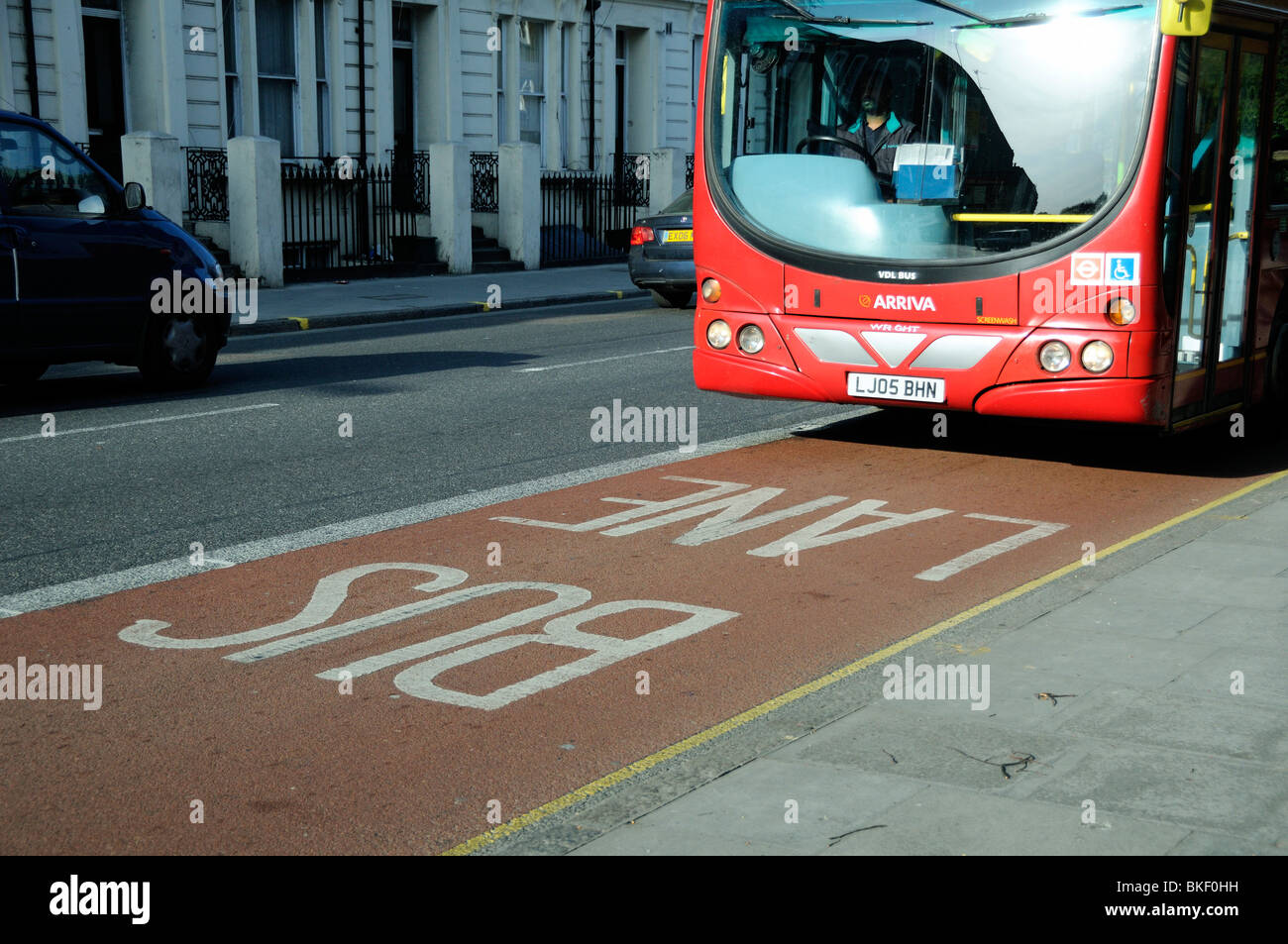 Bus betreten Busspur Islington London England UK Stockfoto