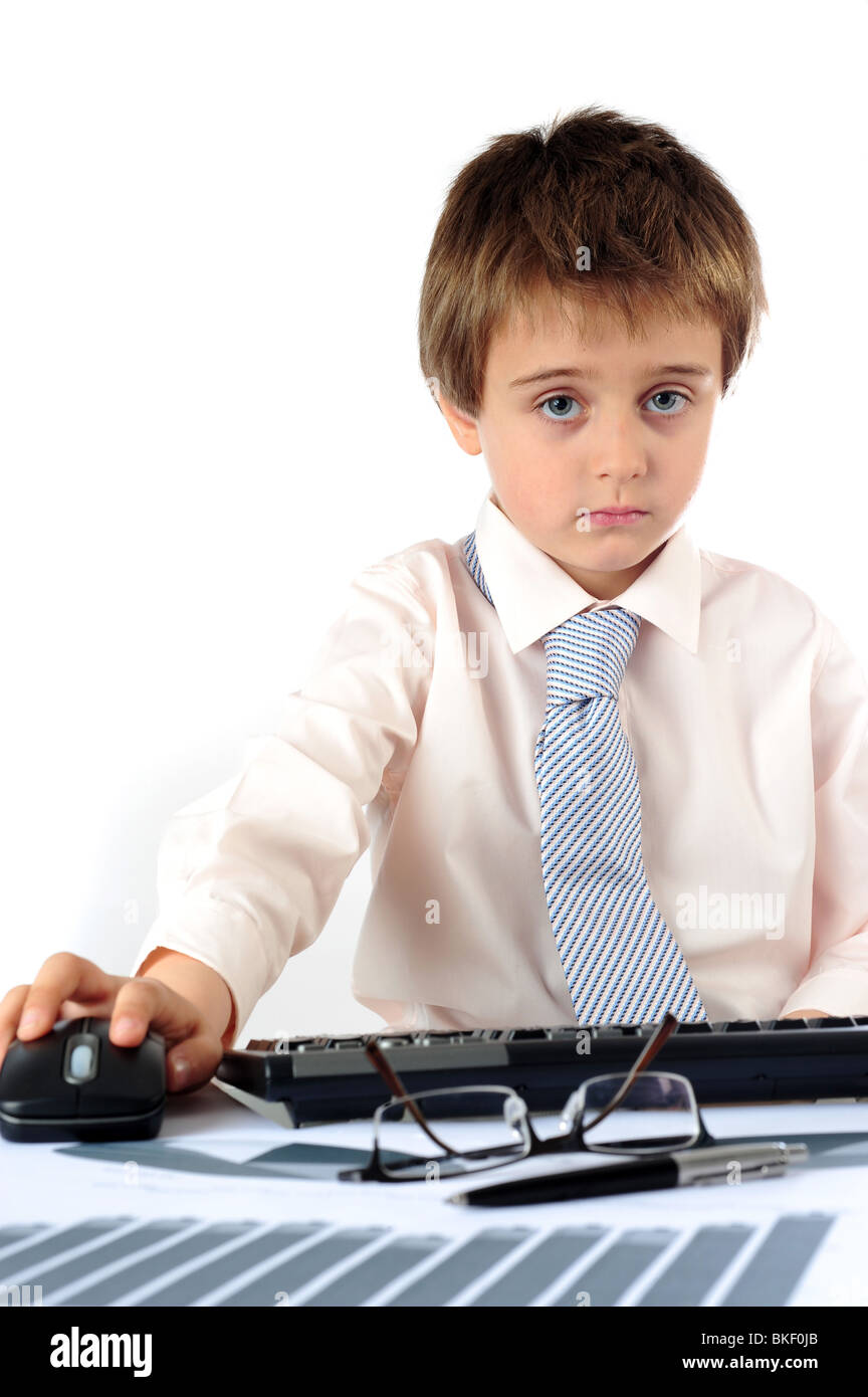 Vertikales Bild eines kleinen Jungen schauen traurig und fütterte Up in seinem Büro Stockfoto