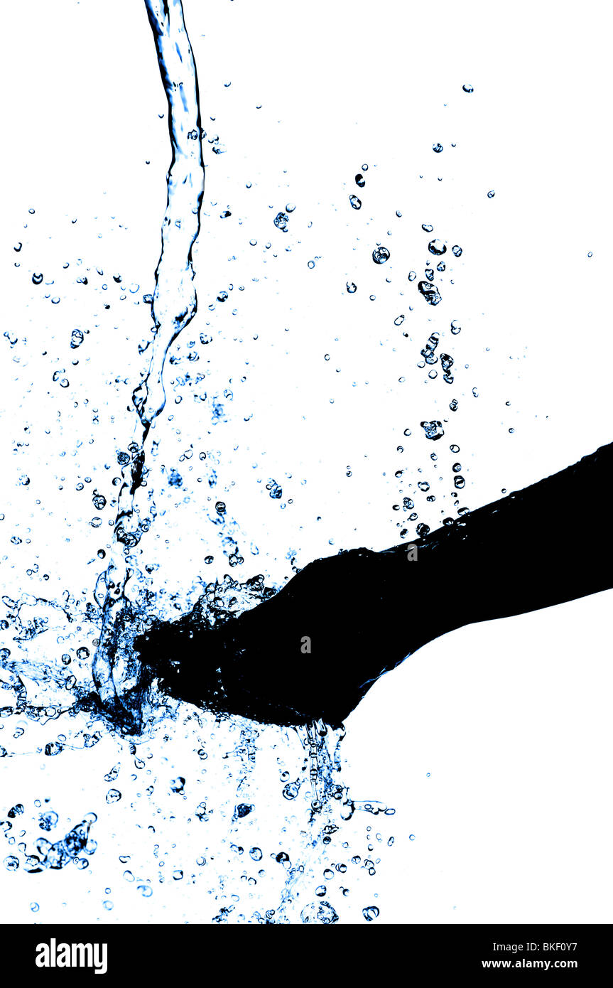 Blau getönte Silhouette der Hände fangen fallenden Wassers Stockfoto