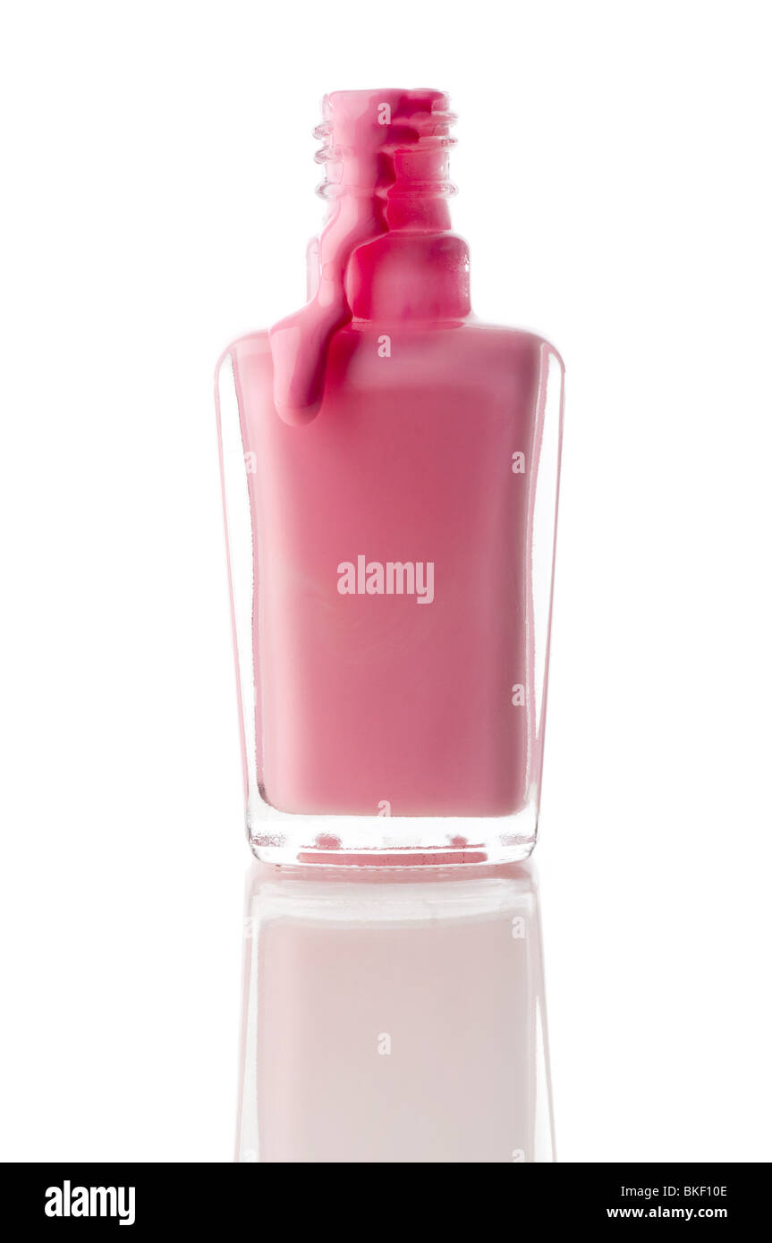 Vertikales Bild der rosa Nagellack läuft aus einem Container auf einer reflektierenden Oberfläche Stockfoto