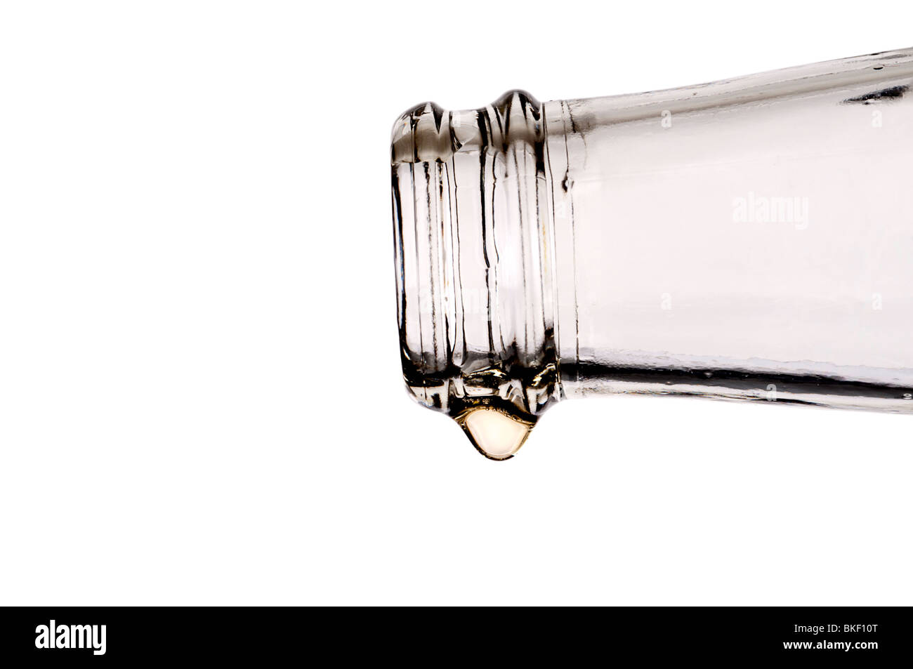 Bierflasche mit dem letzten Tropfen Bier auf weiß Stockfoto