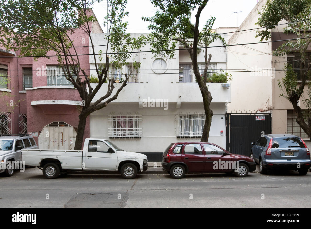 kleiner Zierleisten nautischen weißem Stuck Art-Deco-Haus in ruhiger Seitenstraße im Condesa Viertel von Mexiko-Stadt Stockfoto