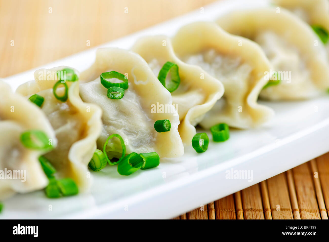 Teller mit gekochten chinesische Knödel in einer Reihe Stockfoto