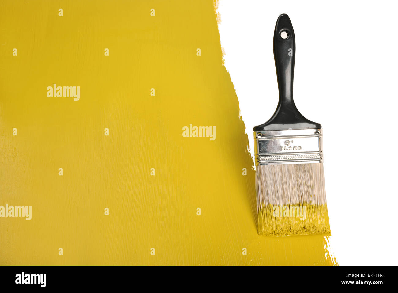 Pinsel Malerei Wand mit gelber Farbe Stockfoto