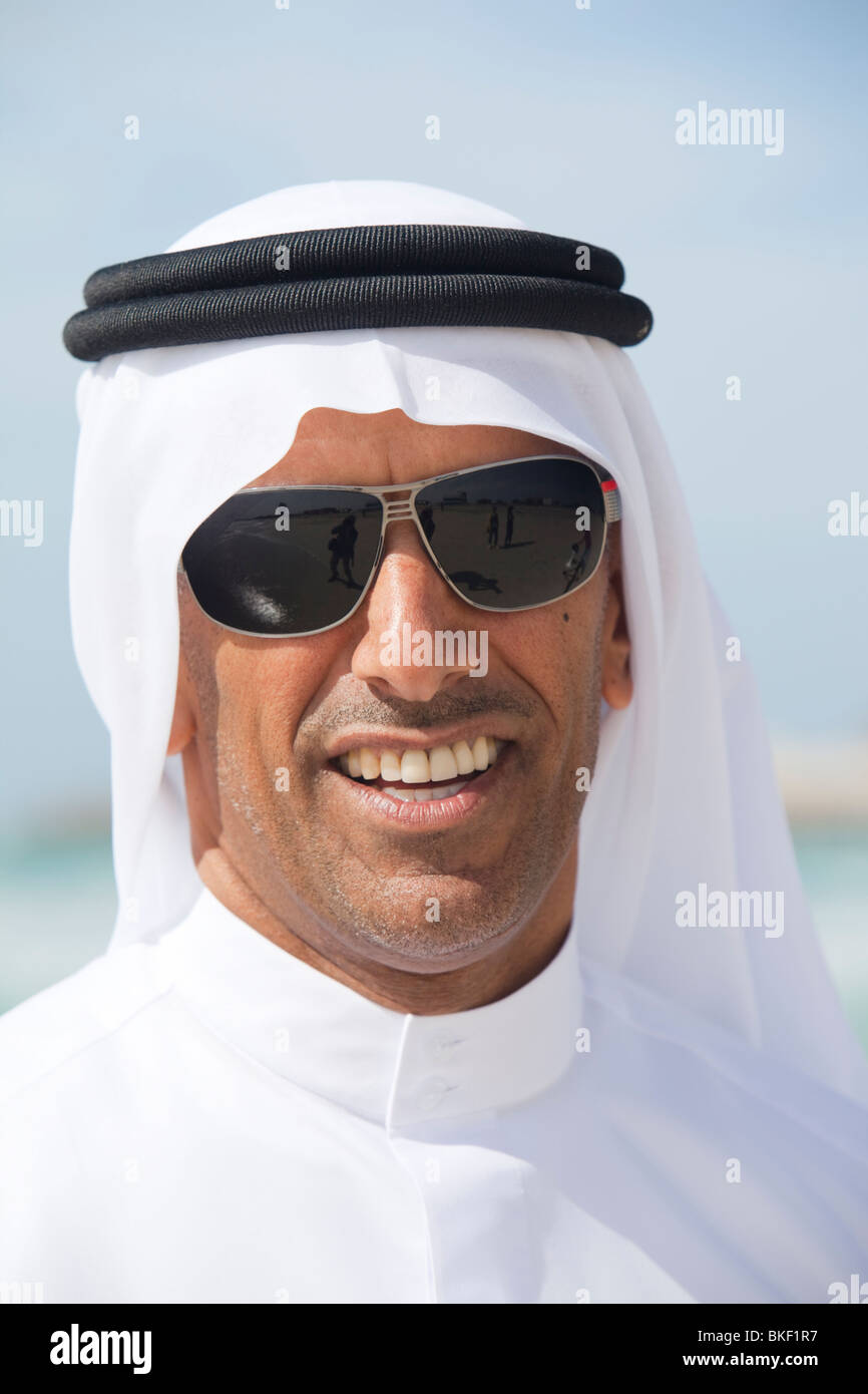 Ein arabischer Mann Traditiional Kleid an einem Strand in Dubai Stockfoto