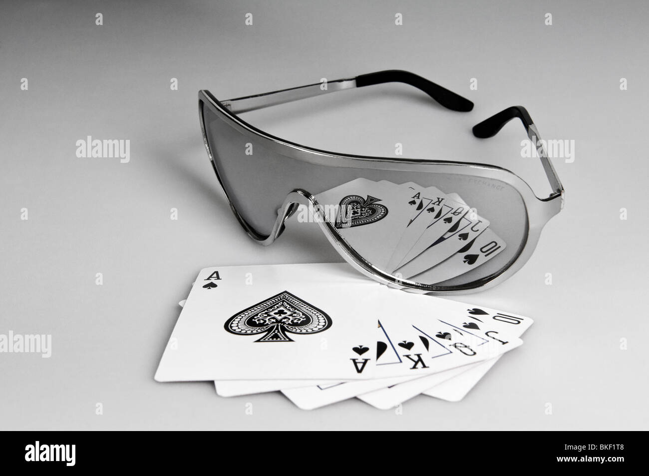 Sonnenbrille ist ein Poker Spieler auf einen gewinnenden Poker Hand des Royal Flush. Stockfoto