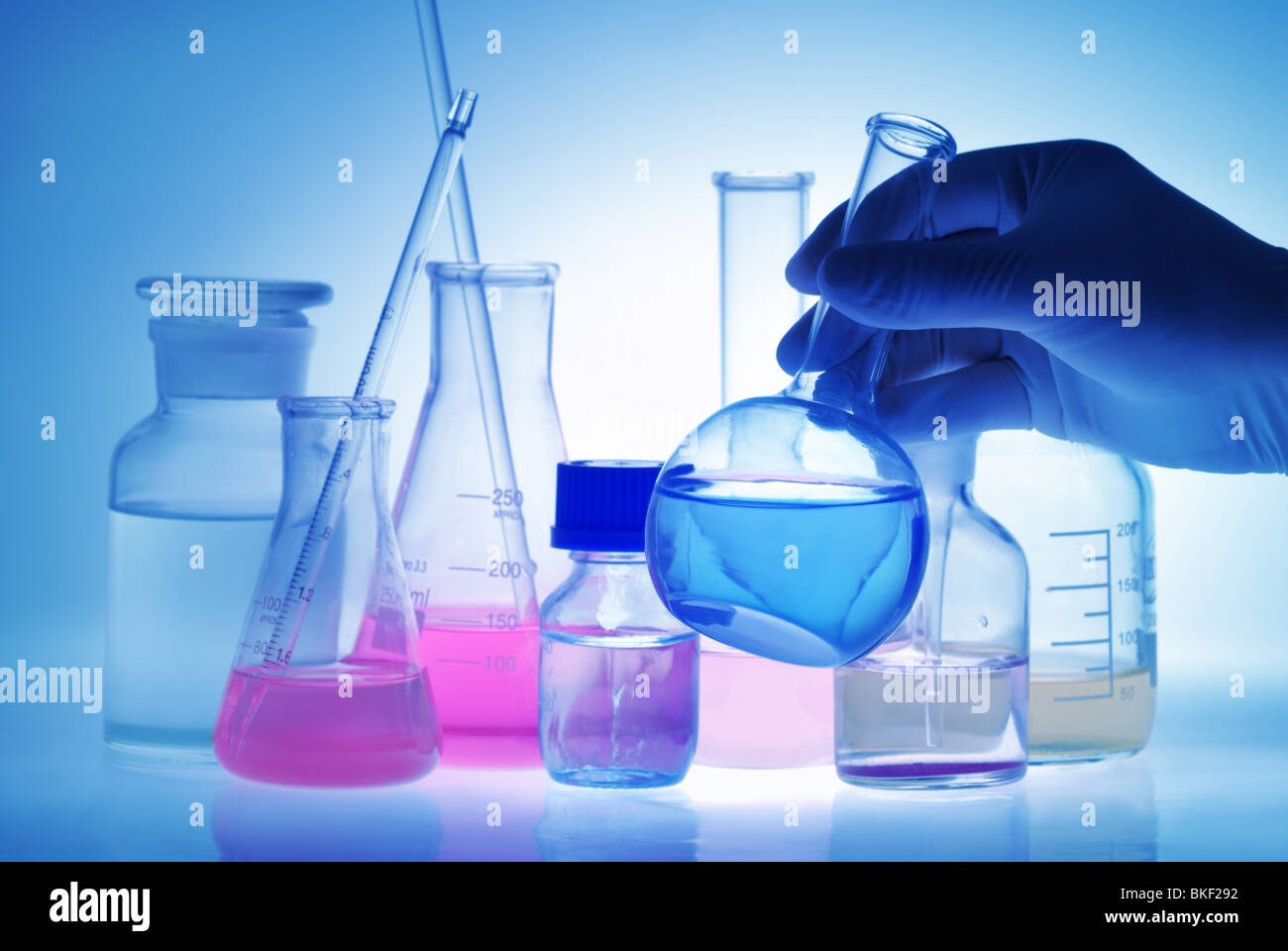 Wissenschaft (oder Medizin) Experiment--Wissenschaftler Kolben in vorderen Experiment Flaschen halten. Stockfoto
