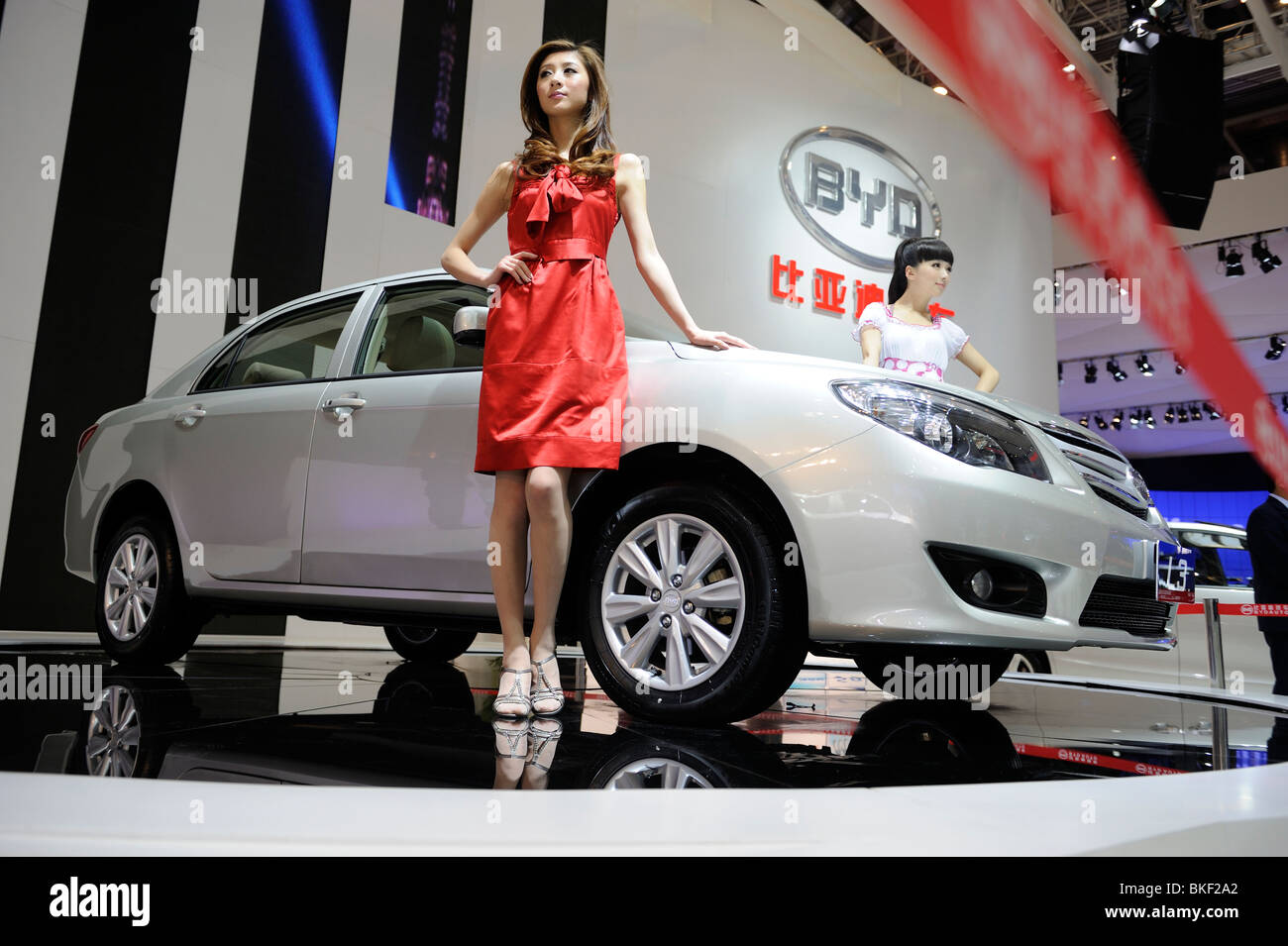 Modelle stellen nächste BYD L3-Limousine auf der Beijing Auto Show. 24. April 2010 Stockfoto