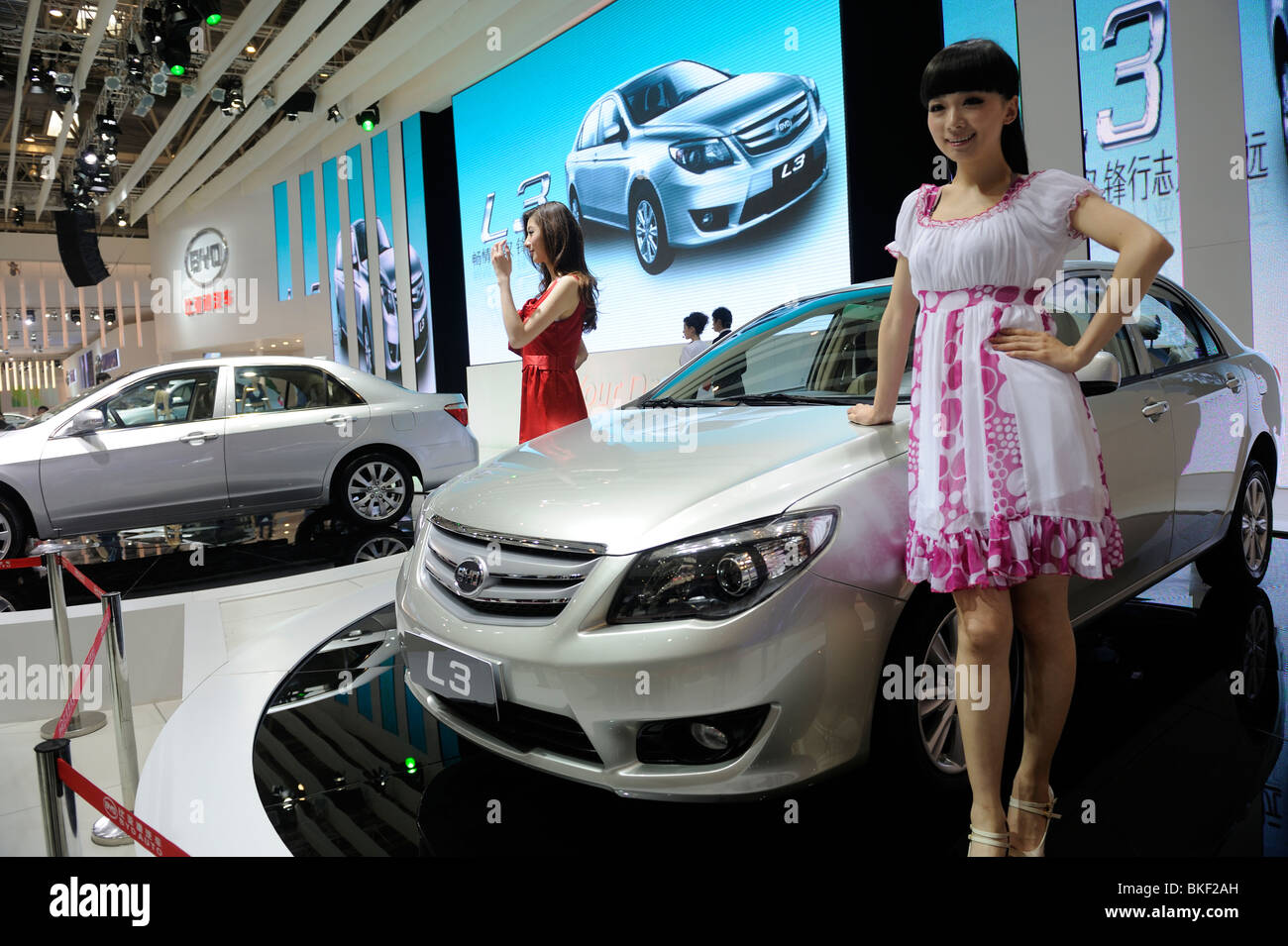 Modelle stellen nächste BYD L3-Limousine auf der Beijing Auto Show. 24. April 2010 Stockfoto