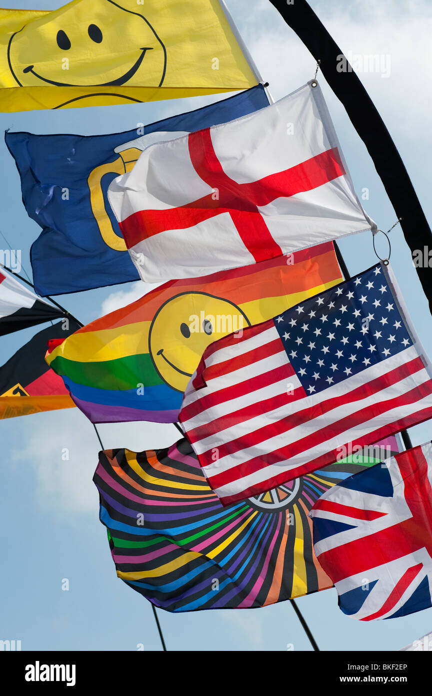 Leuchtend bunte Fahnen einschließlich der Union Jack, American Flag und George Cross im Wind knattern. Großbritannien Stockfoto