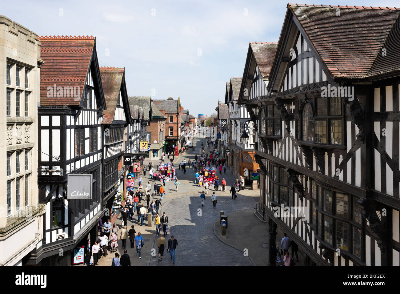 Zeigen Sie Foregate Street von Eastgate in der Altstadt von Chester, Cheshire, England, UK an, Stockfoto