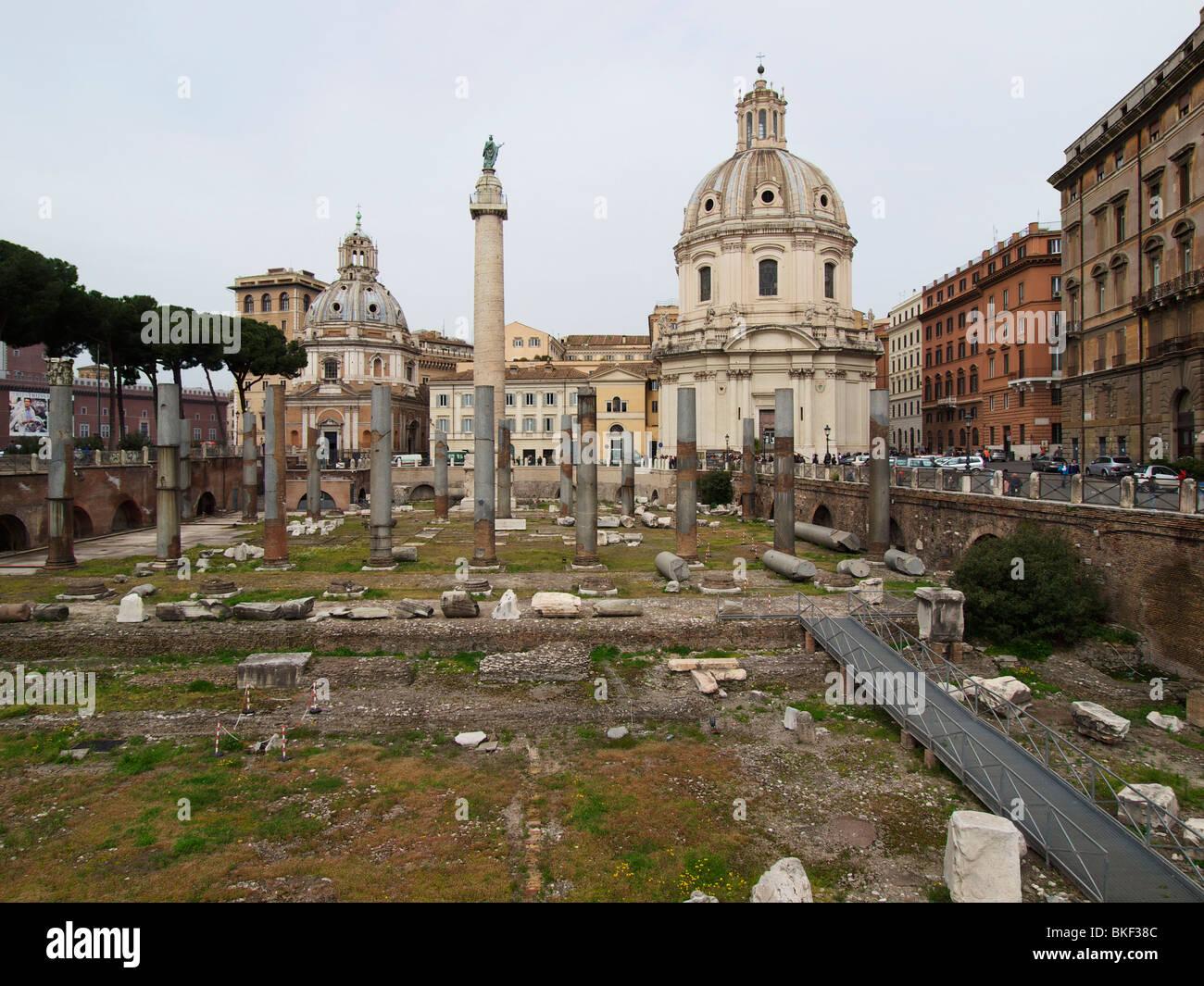 Blick auf das Trajan-Forum in Rom mit Trajanssäule. Rom, Lazio, Italien. Foro Traiano Colonna Traiana Stockfoto