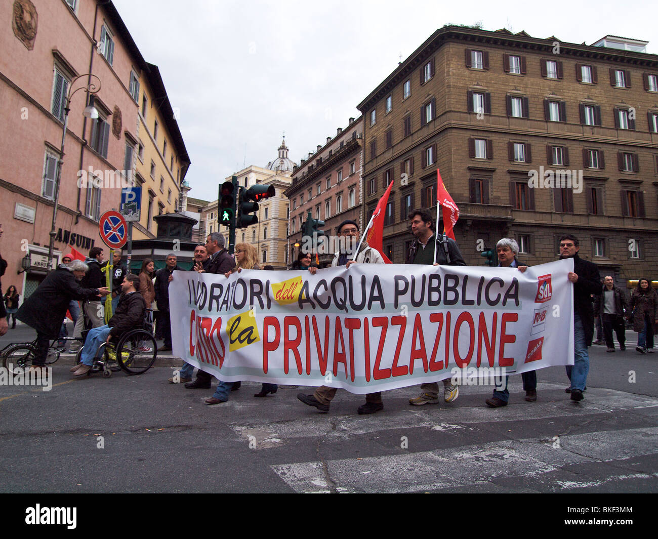 Demonstration in der Innenstadt von Rom gegen die Privatisierung der öffentlichen Wasserversorgung. In der Nähe von Piazza Navona, Rom, Italien Stockfoto