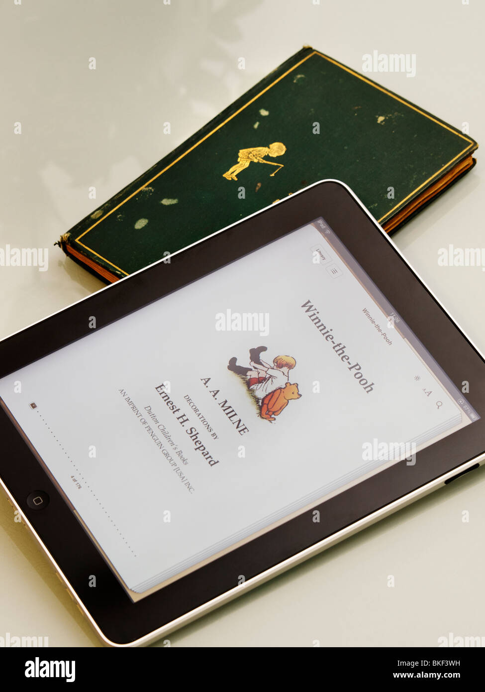 Alte Ausgabe von Winnie The Pooh und die aktuellste Version auf dem Apple iPad Stockfoto