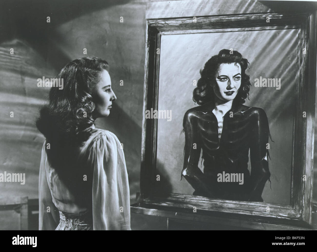 DIE ZWEI FRAU CARROLLS (1947) BARBARA STANWYCK RESEARCHERIN 001 P Stockfoto