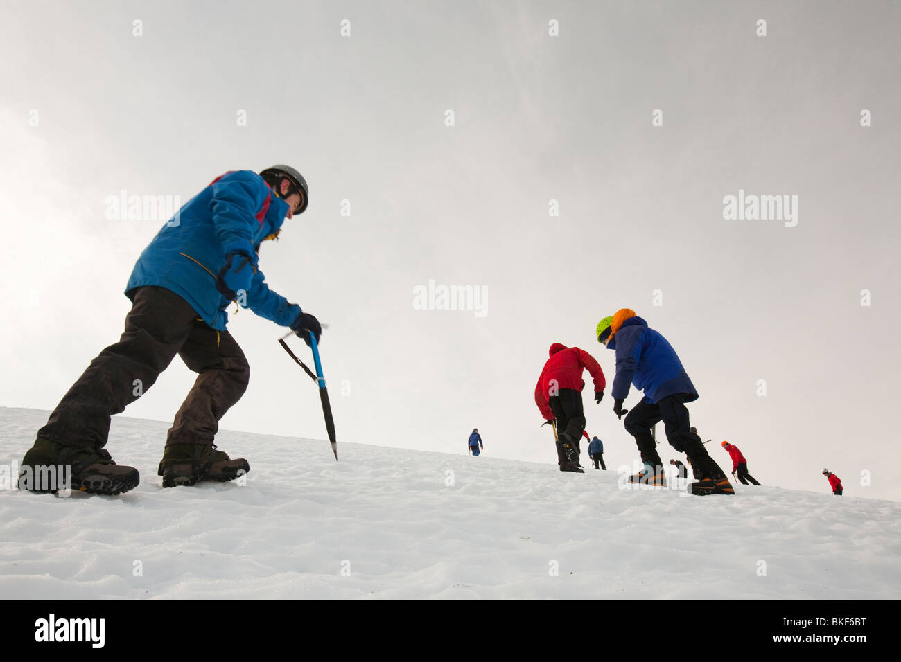 Eine Gruppe von Bergsteigern aufsteigender Cairngorm im Cairngorm National Park in Schottland, Vereinigtes Königreich. Stockfoto