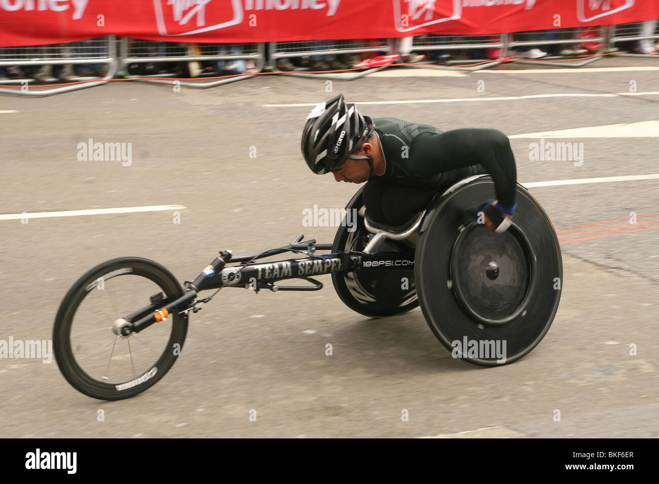 Rollstuhl im Wettbewerb mit dem diesjährigen London Marathon auf Sonntag, 25. April 2010 Stockfoto