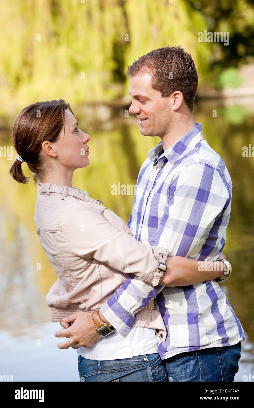 Schönes junges Paar im freien umarmt einander eindeutig verliebt Stockfoto