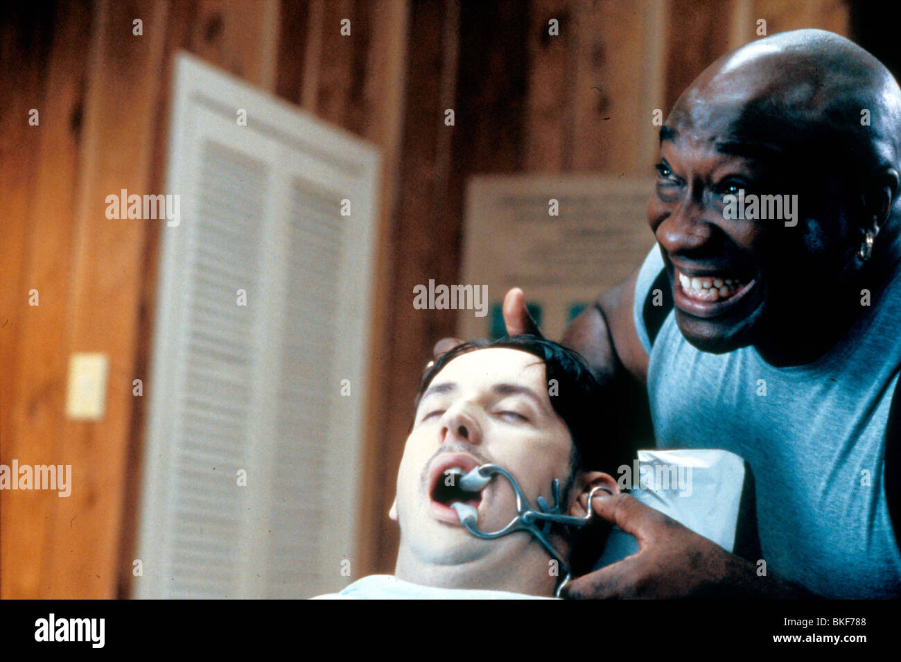 DIE GANZE NEUN YARDS (2000) MICHAEL CLARKE DUNCAN WNYA 028 Stockfoto
