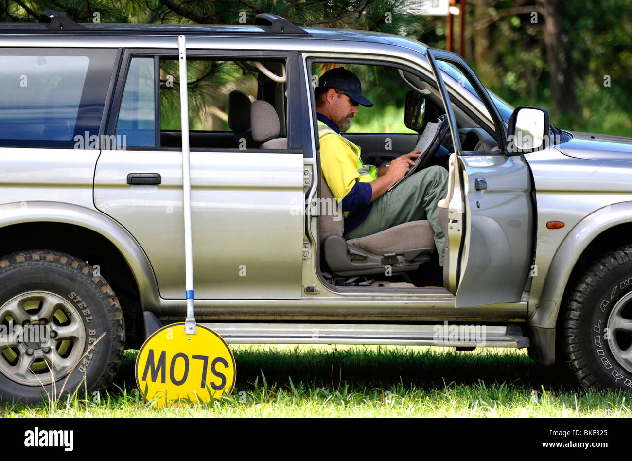 Ein Straßenarbeiter nimmt sich eine Auszeit oder "geht langsam" in Australien Stockfoto