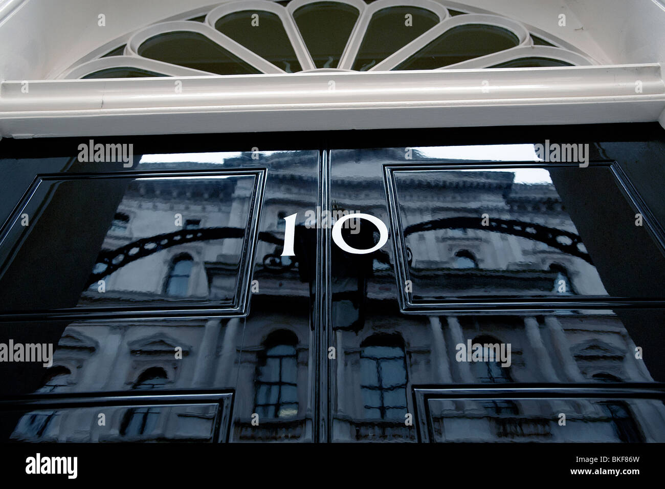 Number 10 Downing Street vor der Tür Stockfoto