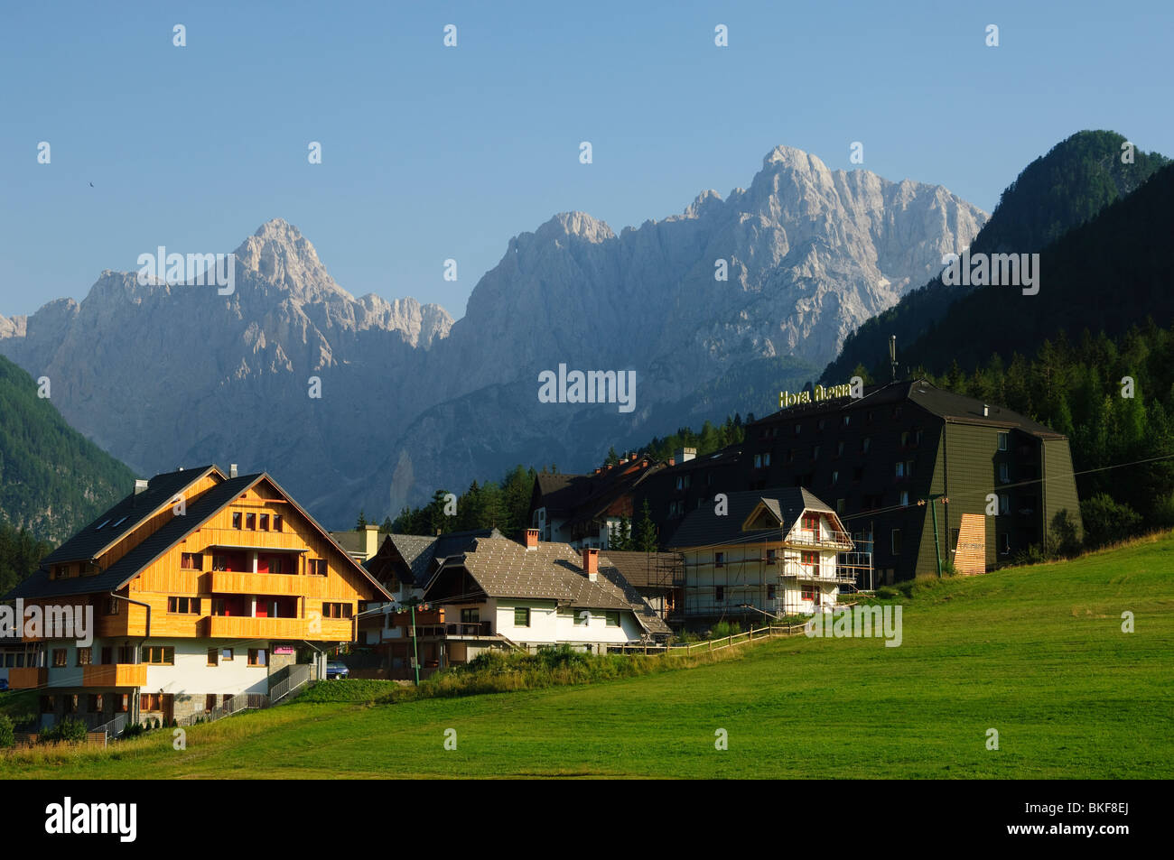 Hotels und Pensionen in Kranjska Gora, Slowenien, mit den Gipfeln der Julischen Alpen hinter Stockfoto