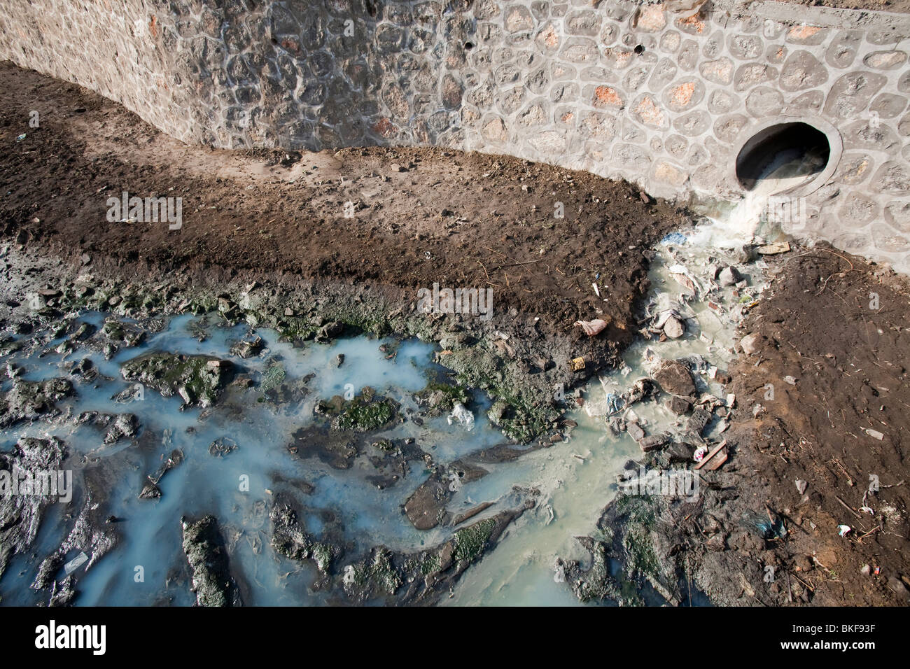 Eine verschmutzte Wasserstraße in Hangang-Stadt in China Stockfoto
