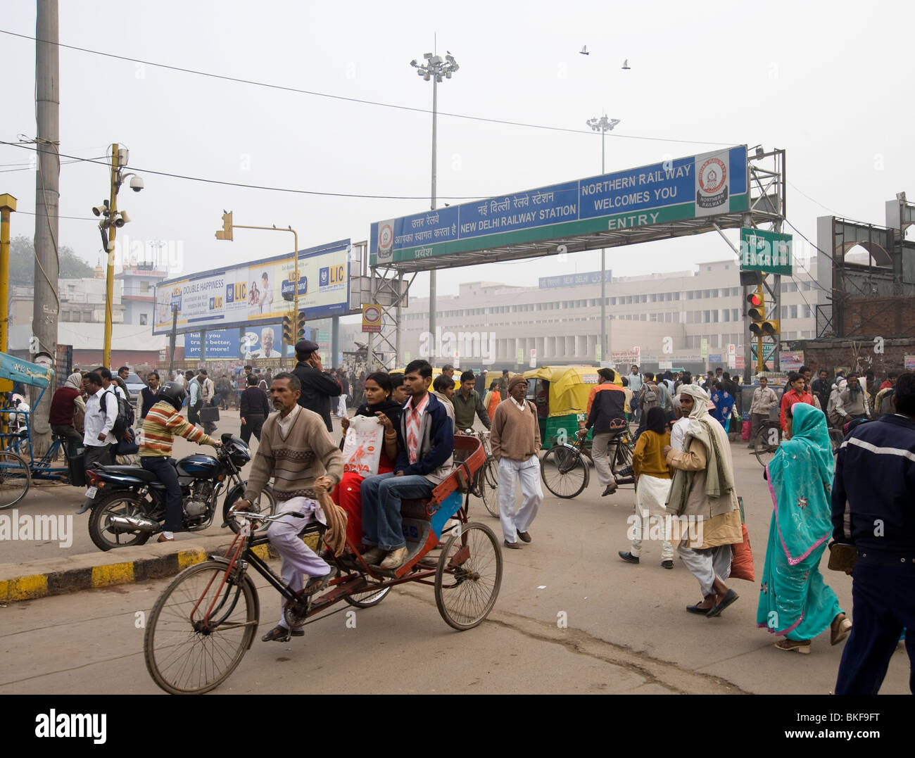Eingang zum Bahnhof New Delhi in Indien Stockfoto