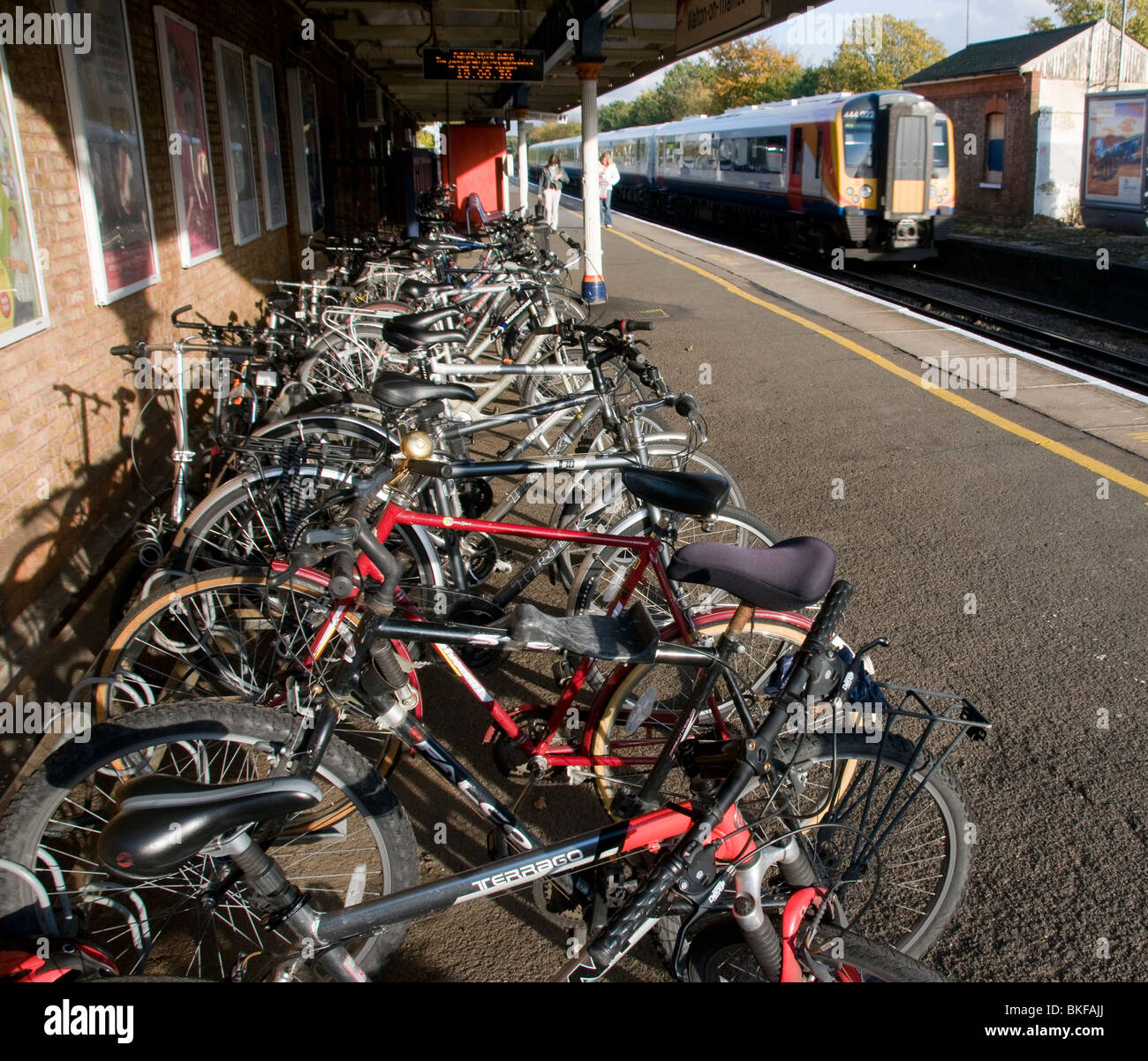 Fahrräder geparkt auf einem Bahnsteig in Großbritannien Stockfoto