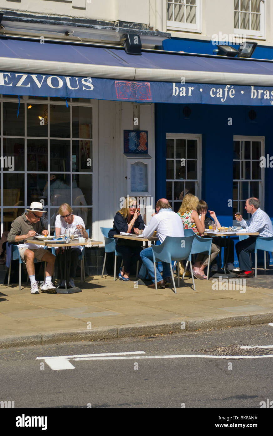 Menschen entspannen In der Sonne am Bürgersteig Tische eines Cafes Stockfoto