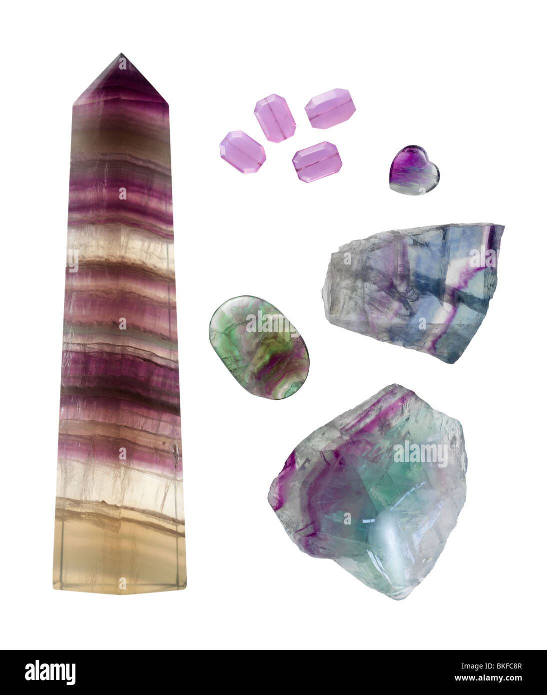 Verschiedene Stücke von Schnitt & ungeschnitten Fluorit vor einem weißen Hintergrund. Stockfoto