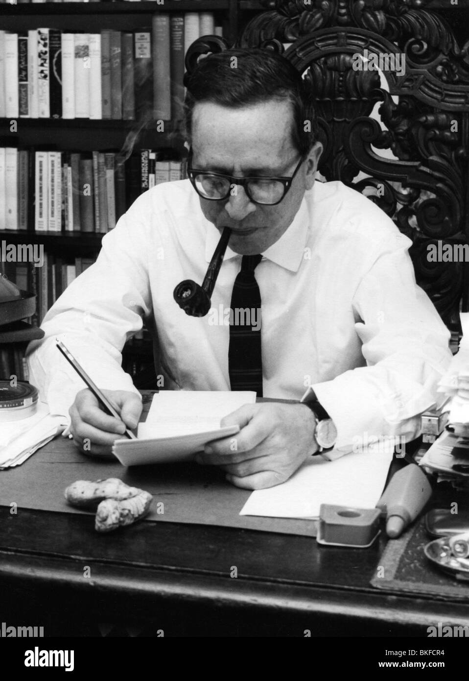 Simmel, Johannes Mario, 7.4.1924 - 1.1.2009, österreichischer Autor/Schriftsteller, in seiner Studie, 1965, Stockfoto