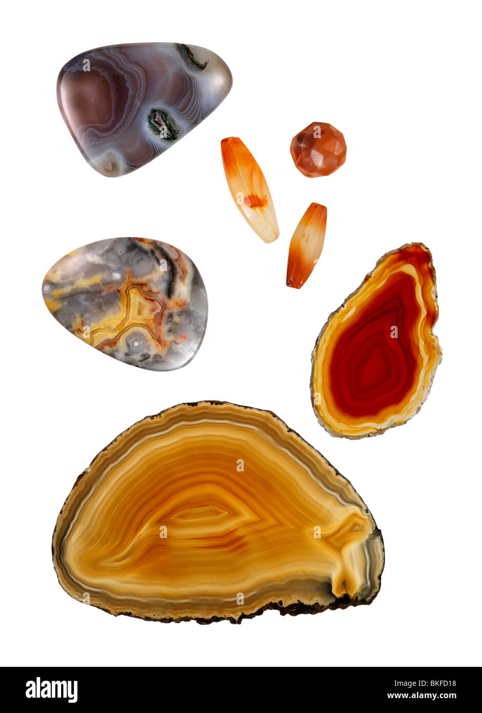 Mehrere Stücke aus Karneol Achat vor einem weißen Hintergrund. Stockfoto