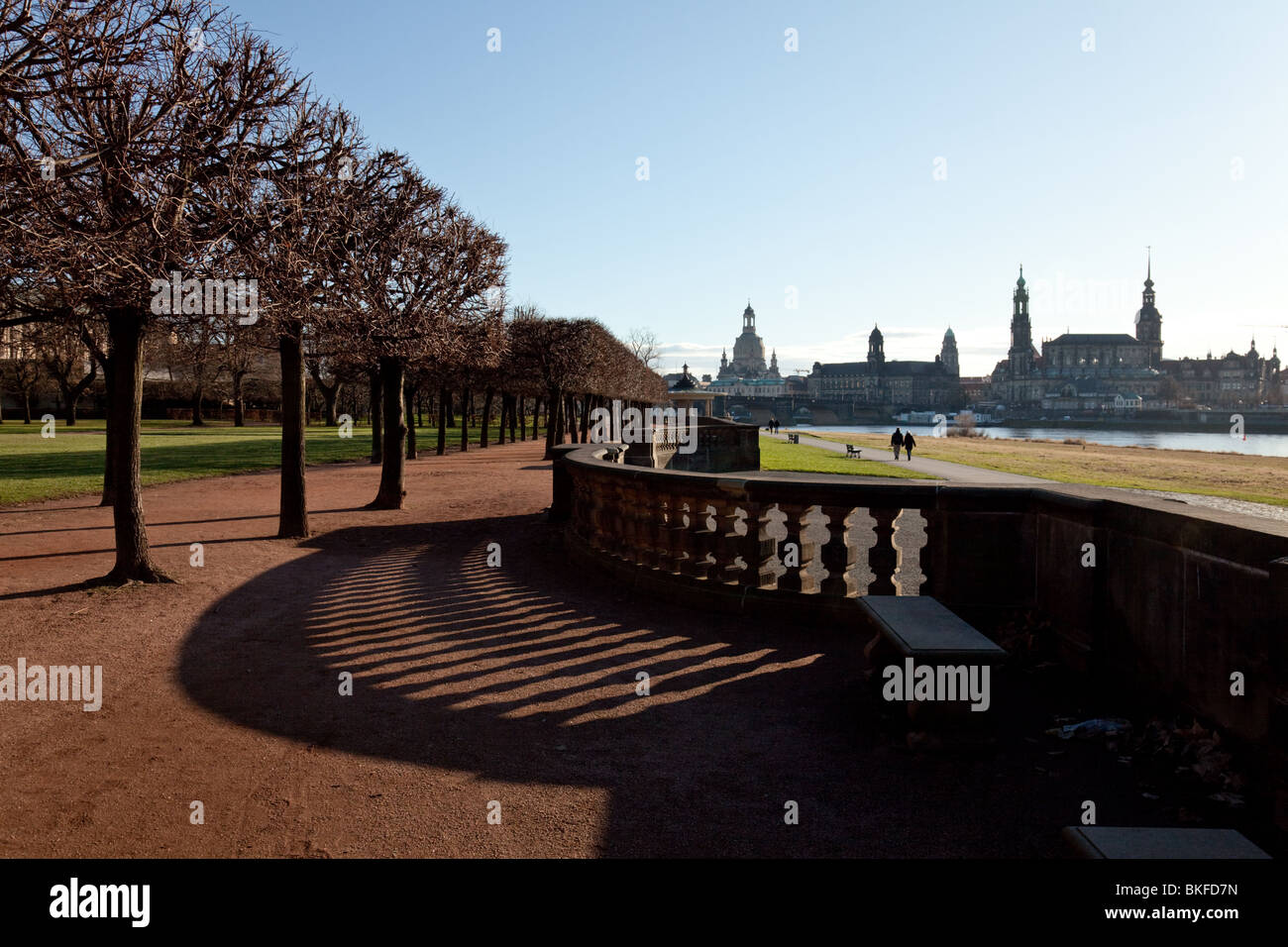 Panoramablick über eine Brüstung in die historische Innenstadt von Dresden, Deutschland Stockfoto