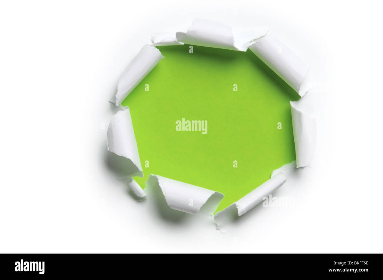 White-Paper vor einem grünen Hintergrund gerissen Stockfoto