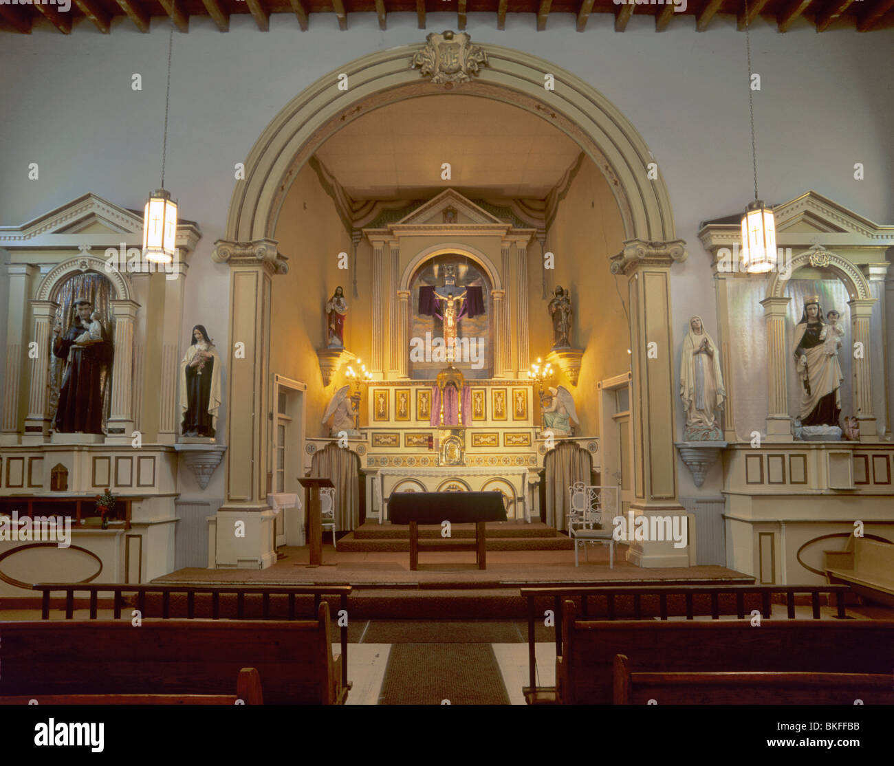 Innere der Kirche auf Mission Ysleta, Mission Trail in El Paso, Texas, USA Stockfoto