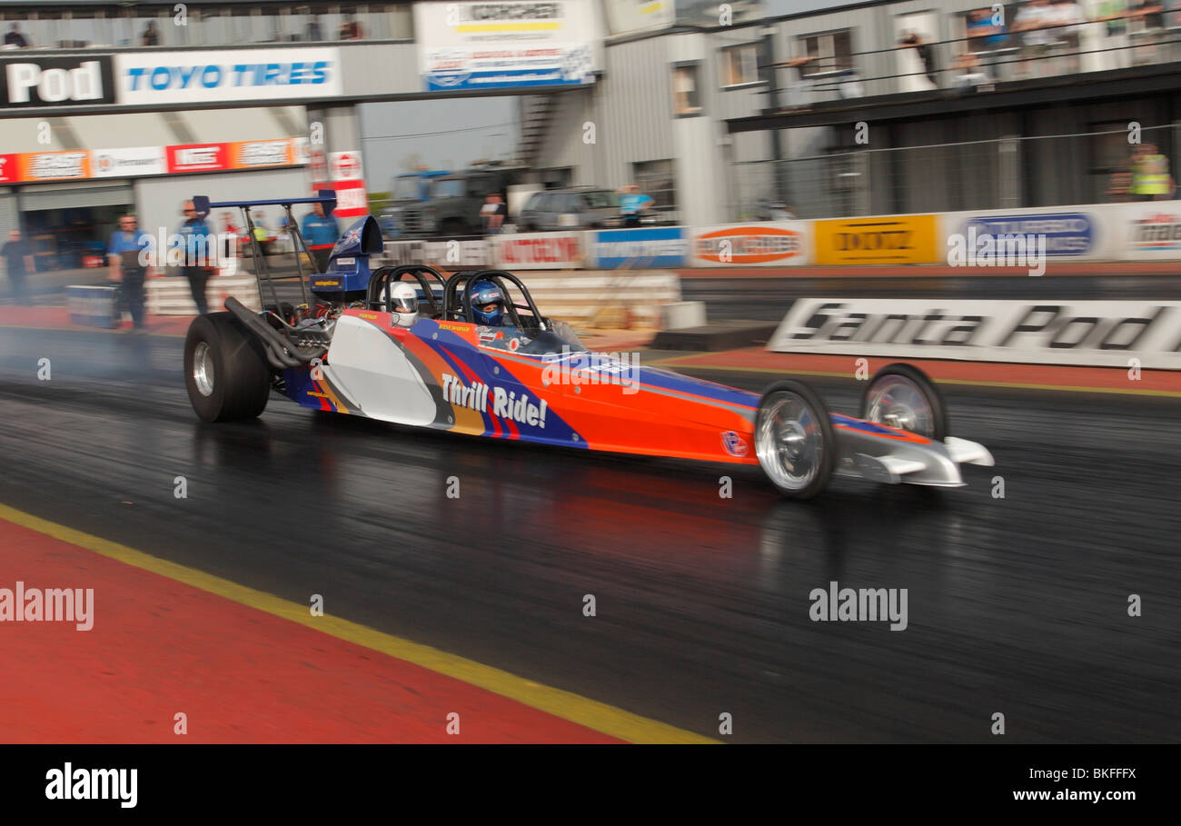 Zwei Sitzer Nervenkitzel Fahrt Dragster, Santa Pod Raceway. Stockfoto