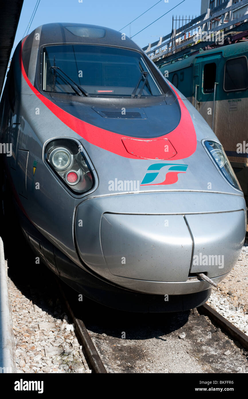 High-Speed-italienischen Eurostar-Zug am Bahnhof von Venedig in Italien Stockfoto