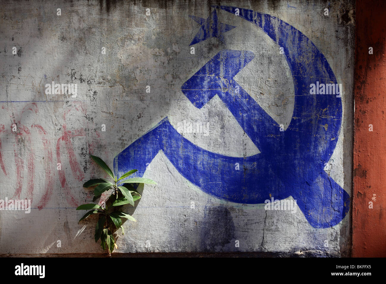 Eine kommunistische Symbol gemalt in blau auf einer Wand in Varkala, im kommunistischen Staat Kerala, Indien Stockfoto
