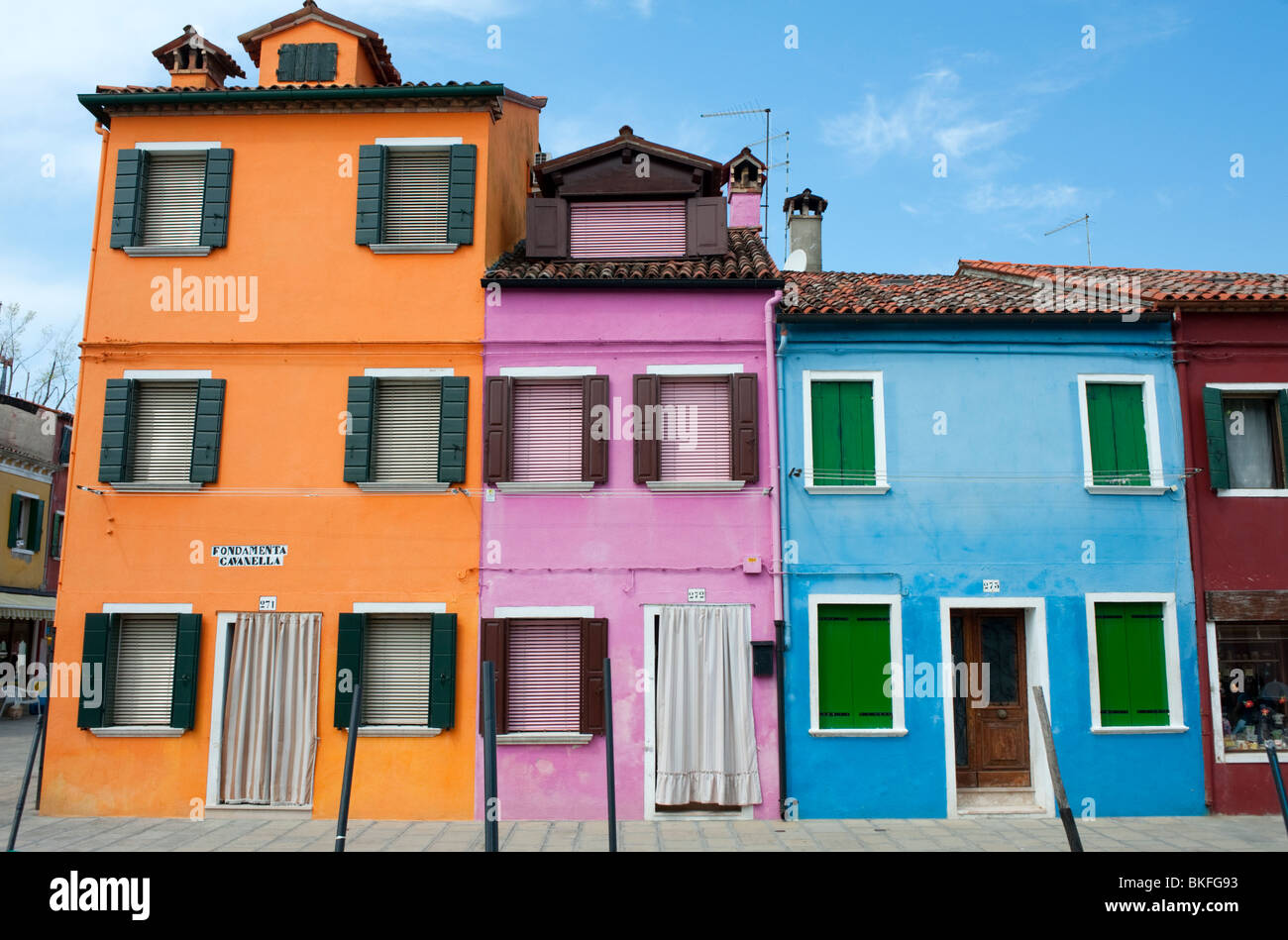 Bunte Häuser im Dorf von Burano in der Nähe von Venedig in Italien Stockfoto