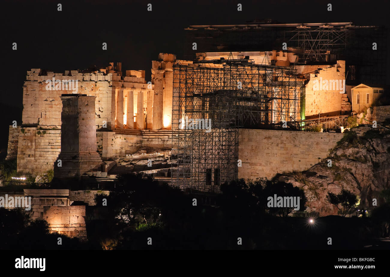 Eingang der Akropolis bei Nacht Stockfoto