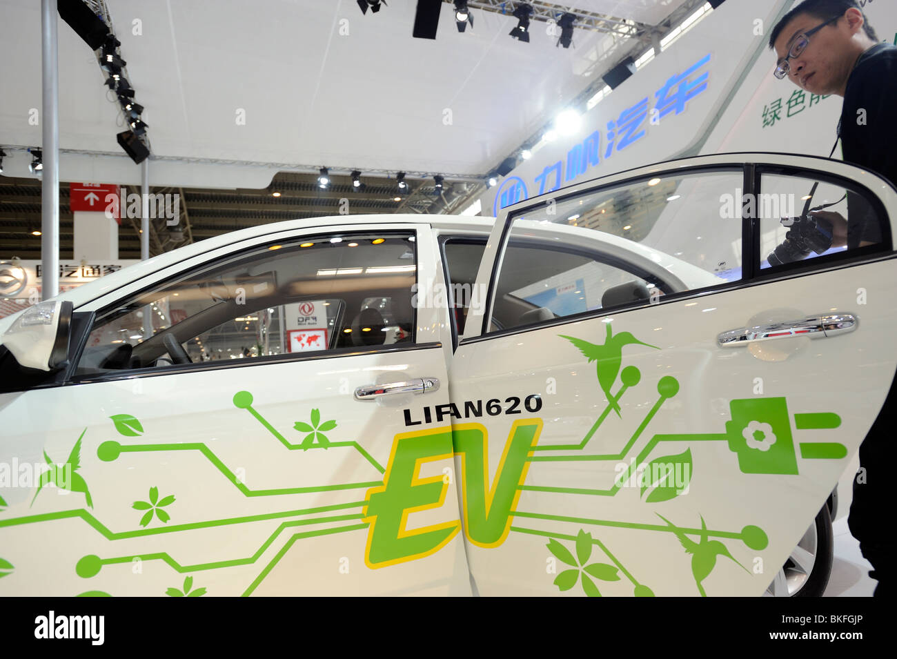 Ein Mann sieht einen Lifan 620 EV auf der Beijing Auto Show in Peking, China. 24. April 2010 Stockfoto