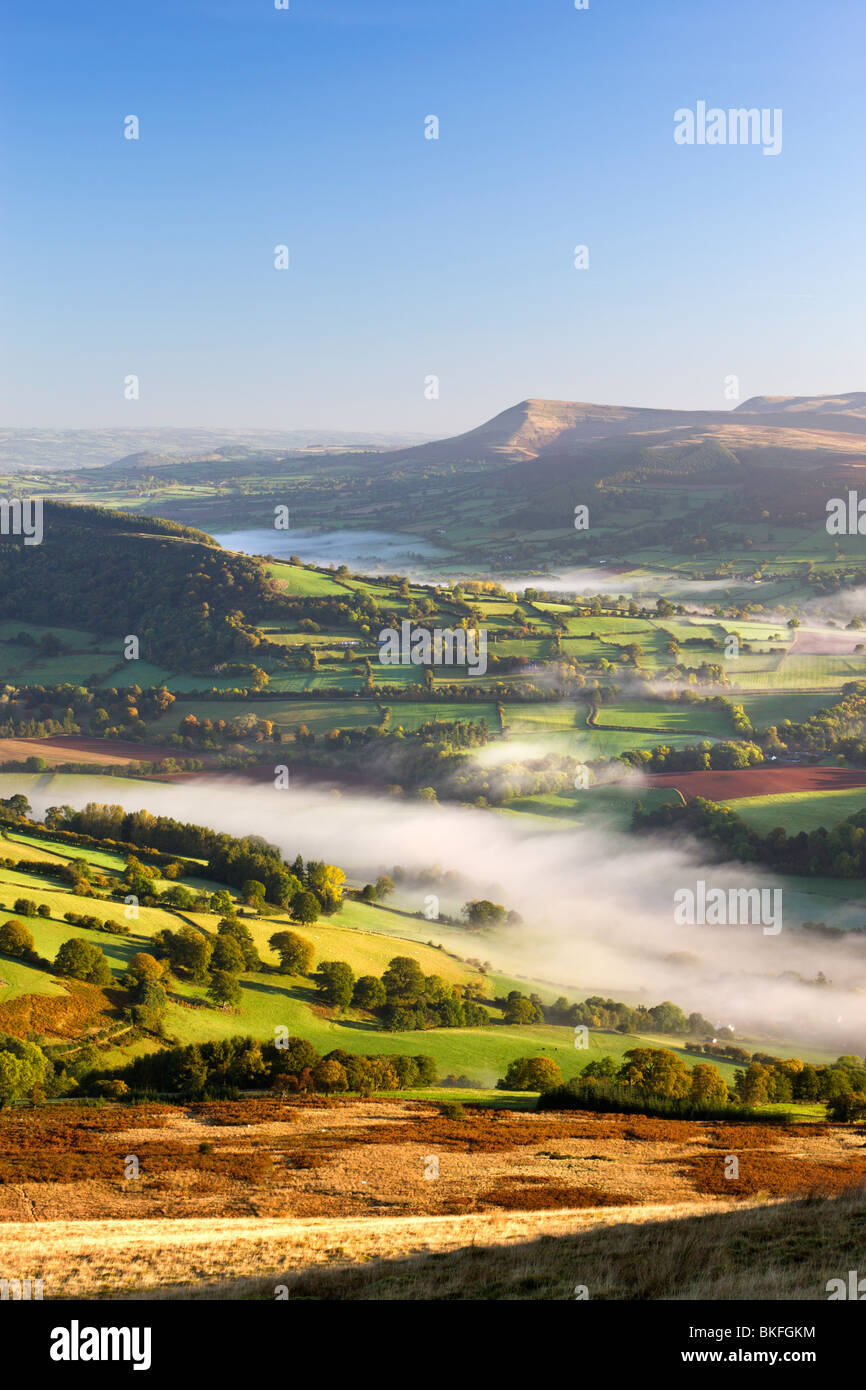 Rollende Nebel bedeckt Ackerland in Usk Valley, Brecon Beacons National Park, Powys, Wales, UK. Herbst (Oktober) 2009 Stockfoto