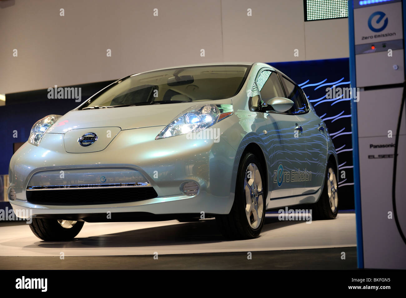 Der neue Nissan Motor Co. emissionsfreies elektronische Fahrzeug (EV) "Leaf" erscheint auf der Beijing Auto Show. 24. April 2010 Stockfoto