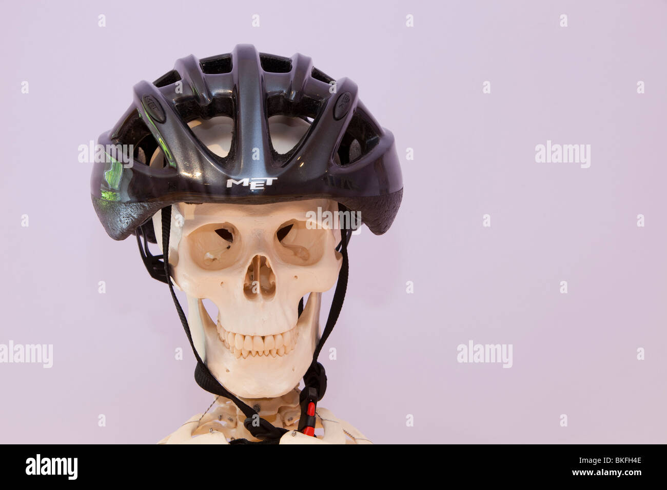 Ein Skelett einen Fahrradhelm tragen Stockfoto