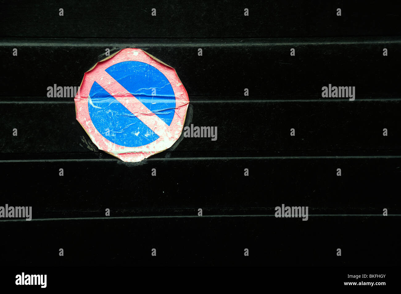 Schwarzen Garagentor mit Schild Stockfoto