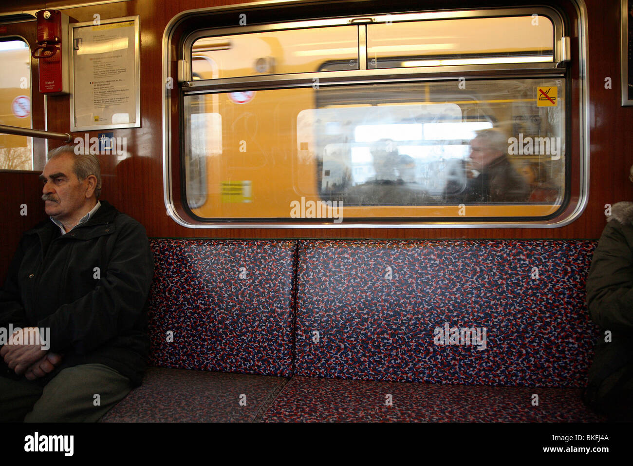 Älterer türkischer Mann sitzt in U-Bahn, Berlin, Deutschland Stockfoto